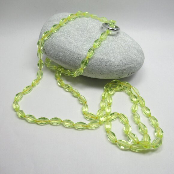 Uranium glass bead necklace - Picture 9 of 13